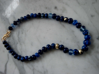 handgewickelte Glasperlen, teils mit Blattgold belegt, S-Haken Verschlu� Silber vergoldet, L�nge 5ca 50 cm.