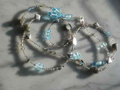 handgew. Glasperlen, versilberte Zwischenteile, b�hmische Glasperlchen. L�nge ca 80 cm