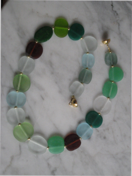 handgewickelte Glasperlen, flach gedr�ckt, Zwischenteile kleine versilberte K�gelchen,  Magnetverschlu� vers. L�nge 45cm