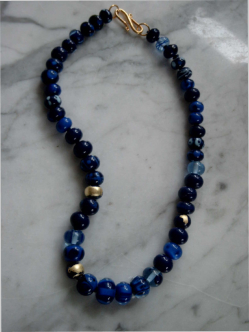 handgewickelte Glasperlen, teils mit Blattgold belegt, S-Haken Verschlu� Silber vergoldet, L�nge 5ca 50 cm.