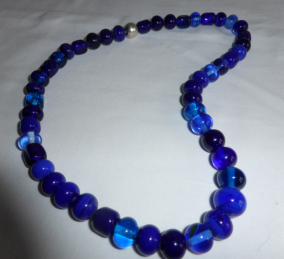 handgewickelte Glasperlen, Magnetverschlu� versilbert, L�nge ca 50 cm.